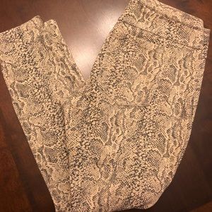 NWOT Hue Snake print leggings